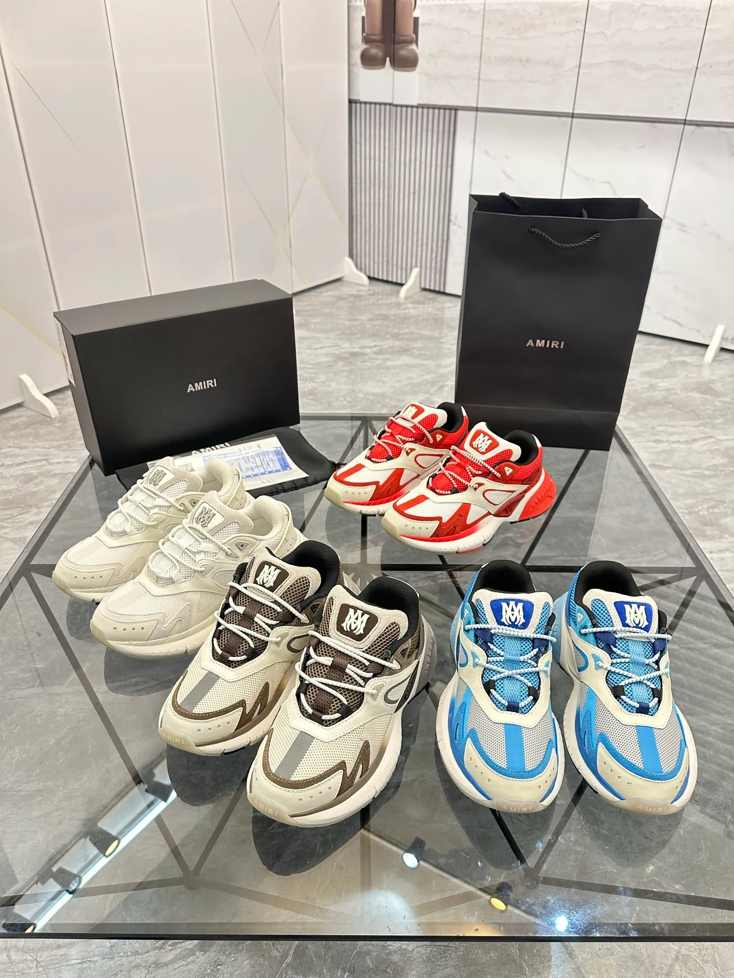 Men's shoes: 💰P720¥ Guangzhou top quality Product trademark: AMIRI* "Amir*" low-top casual shoes Regular size: 39-44 (can be customized to 45) Product materials: upper imported first-layer cowhide stitching original material, breathable lining, original outsole. Number: 525
